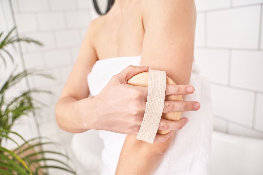 Cần duy trì vệ sinh cơ thể đúng cách để cho làn da luôn sạch sẽ, khô thoáng