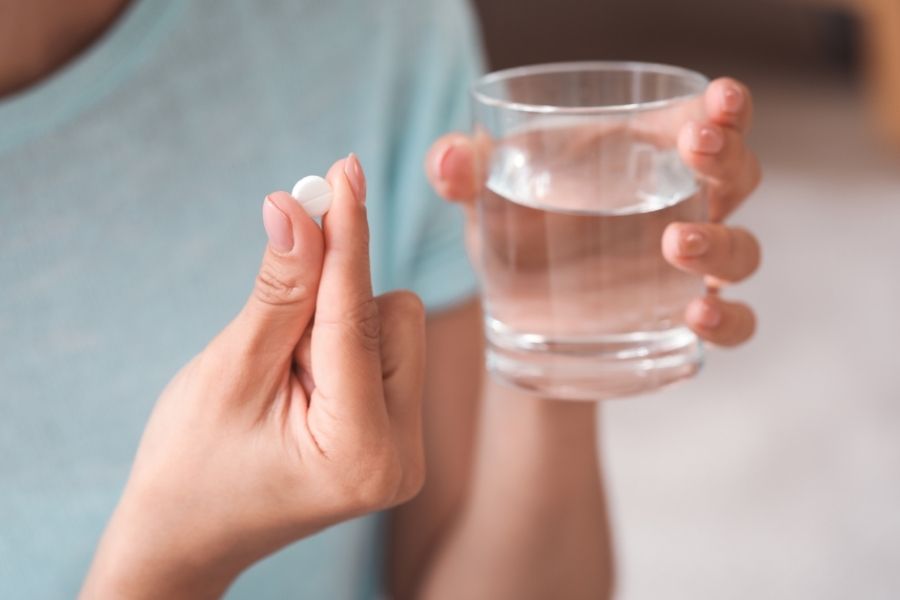 Nên tránh dùng thuốc kháng sinh nếu đang nuôi con bằng sữa mẹ Nên tránh dùng thuốc kháng sinh nếu đang nuôi con bằng sữa mẹ