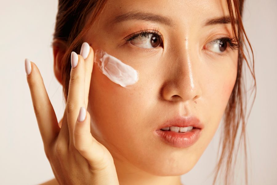 Retinoid giúp thúc đẩy quá trình tái tạo da, giảm sản xuất bã nhờn