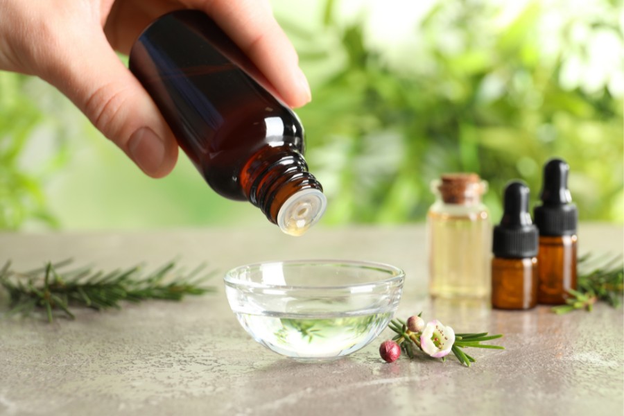 Áp dụng cách chữa chai ở tay với tinh dầu trà đơn giản hiệu quả Áp dụng cách chữa chai ở tay với tinh dầu trà đơn giản hiệu quả