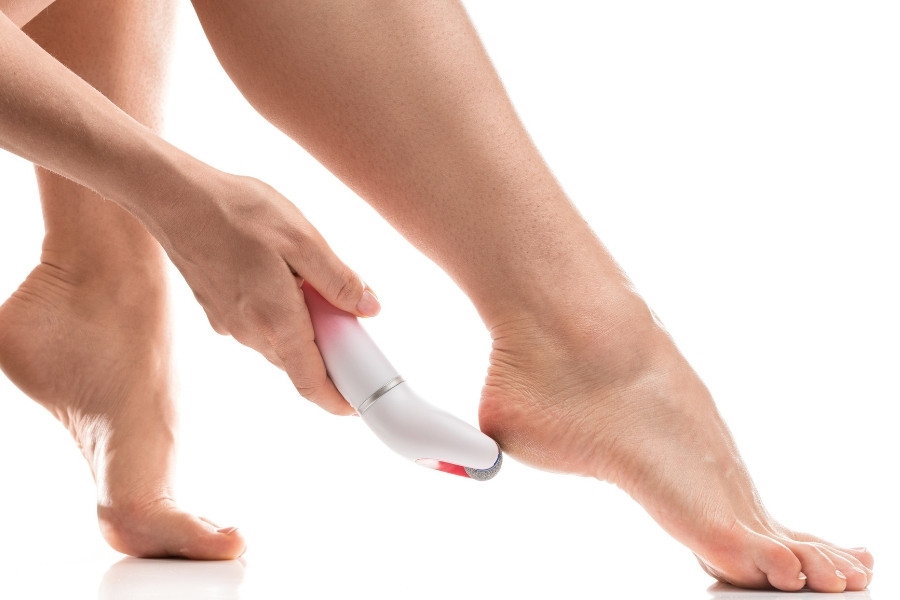 Bạn chỉ cần khởi động và duy chuyển máy đến vị trí cần chà gót, chế độ tự động sẽ giúp bạn loại bỏ tế bào chết hiệu quả Chà gót chân với máy