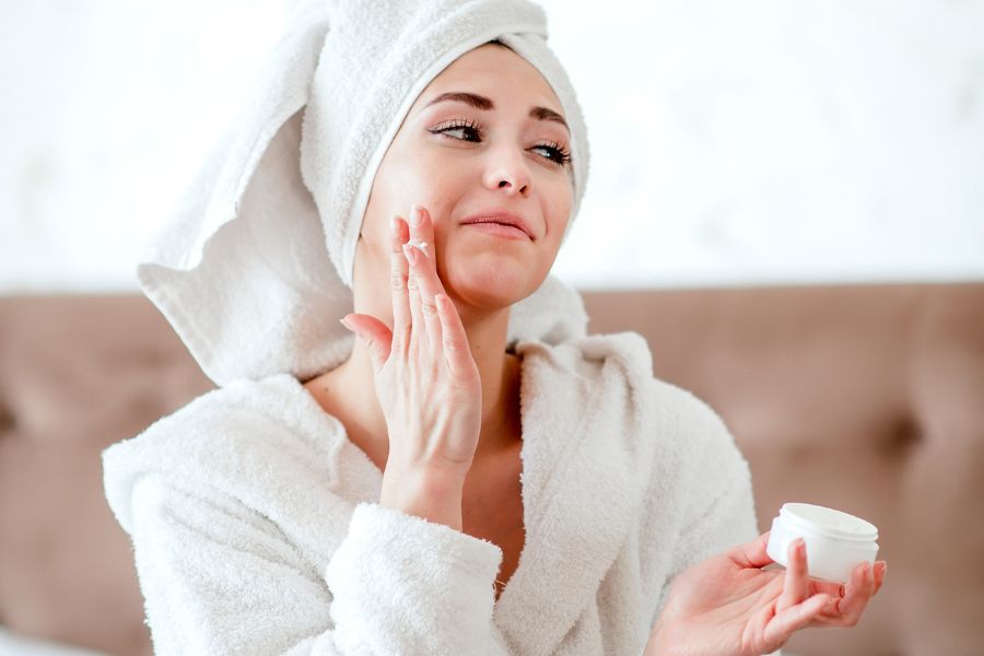 Bôi kem dưỡng ẩm đúng cách có tác dụng khóa ẩm giúp dưỡng da hiệu quả hơn