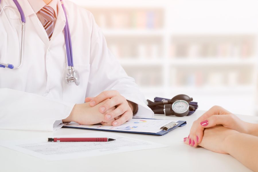 thăm khám với bác sĩ khi bị dị ứng da