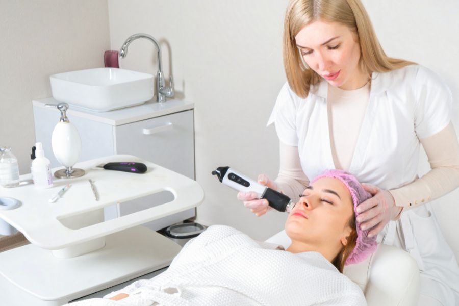 Điều trị mụn nội tiết ở cằm bằng công nghệ cao