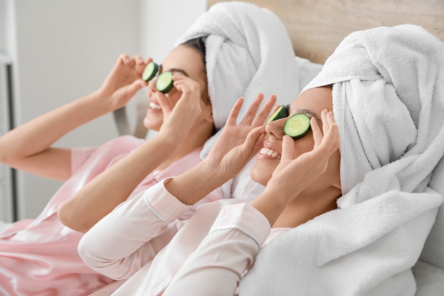 Đắp dưa leo trị quầng thâm mắt gấu trúc