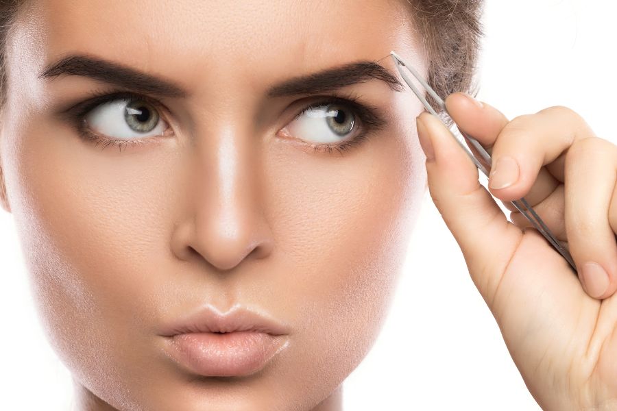 Nên tỉa gọn các sợi lông mày mọc ngoài khuôn dáng trước khi vẽ chân mày