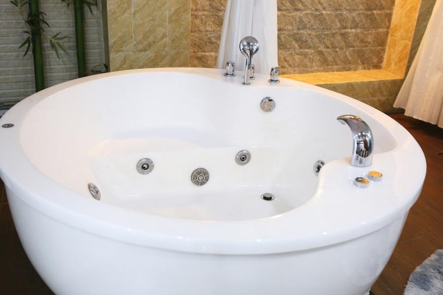 Cận cảnh bồn tắm trắng nam 