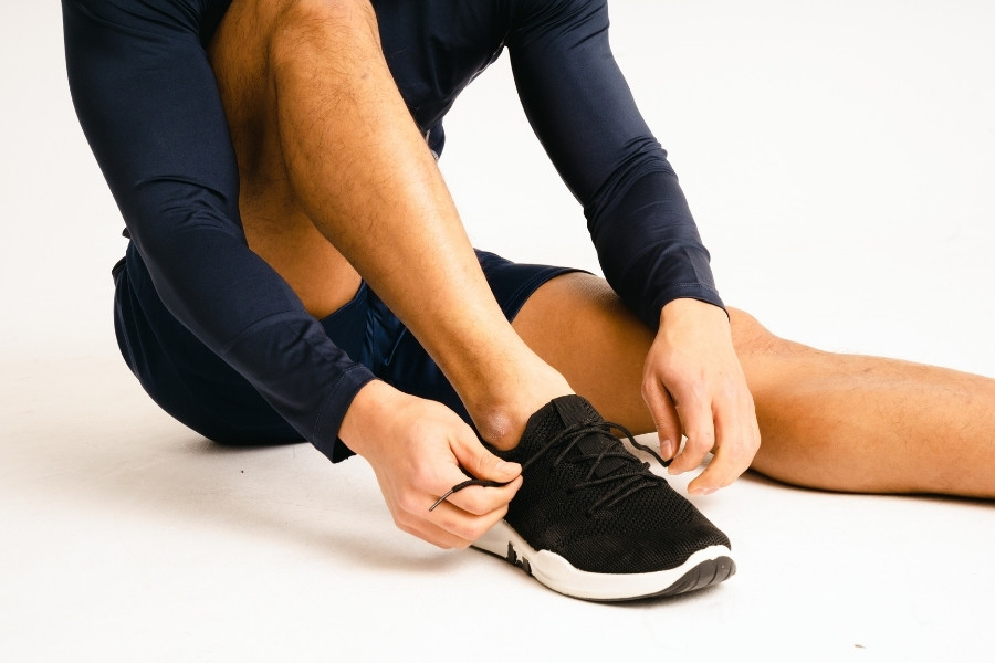 Lựa chọn giày phù hợp với chân, không quá chật để ngăn ngừa tình trạng chai chân Lựa chọn giày phù hợp với chân, không quá chật để ngăn ngừa tình trạng chai chân