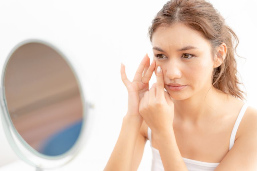 Nhiệt độ tăng cao khiến da bị sạm, nám, khô ráp, nhanh chóng lão hóa Nhiệt độ tăng cao khiến da bị sạm, nám, khô ráp, nhanh chóng lão hóa