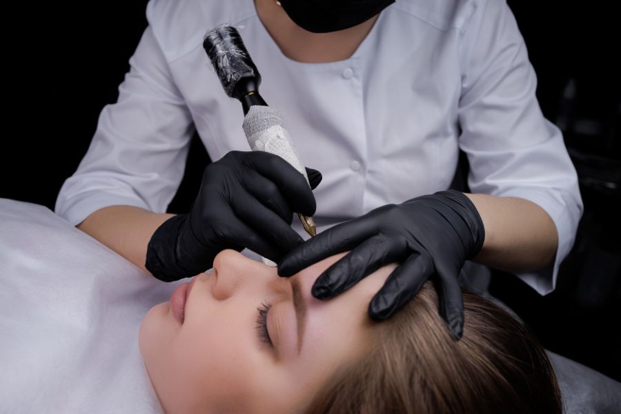 Kỹ thuật điêu khắc sử dụng các công cụ chuyên biệt để tạo ra các sợi lông mày giả một cách tinh tế Kỹ thuật điêu khắc sử dụng các công cụ chuyên biệt để tạo ra các sợi lông mày giả một cách tinh tế