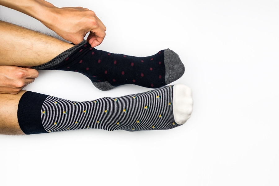 Đeo tất để giảm thiểu ma sát với giày ngăn ngừa chai chân Đeo tất để giảm thiểu ma sát với giày ngăn ngừa chai chân