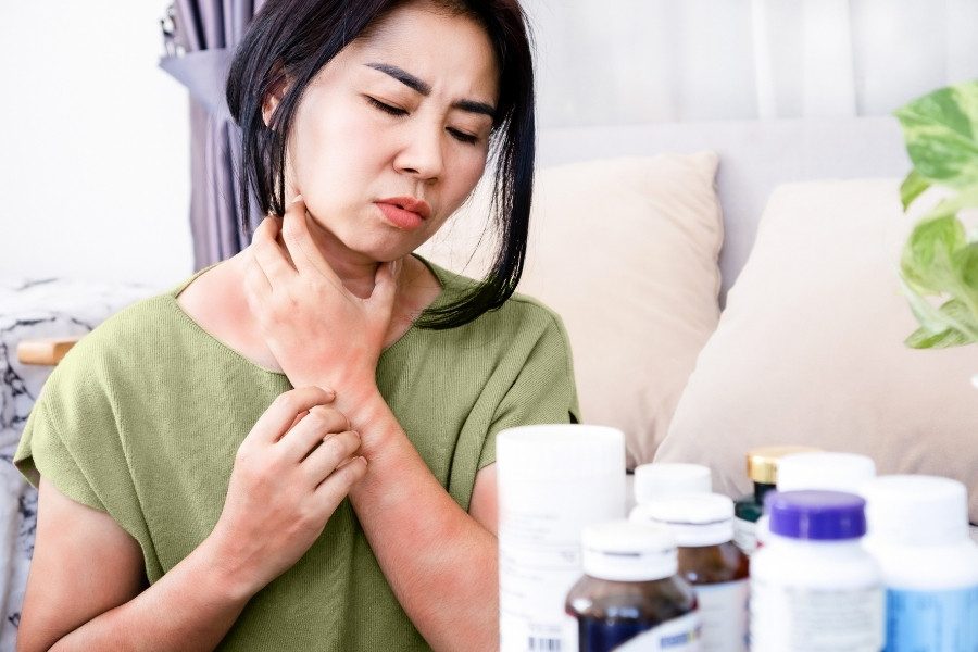 Da mặt bị đỏ kích ứng do tác dụng phụ của thuốc Da mặt bị đỏ kích ứng do tác dụng phụ của thuốc