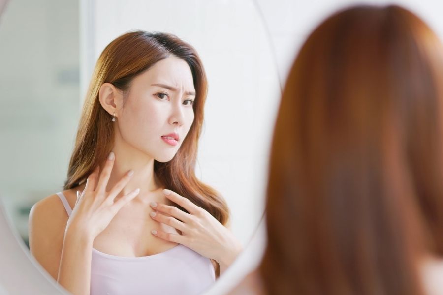 Da chân bị khô như da rắn thường xuất hiện do yếu tố gen di truyền