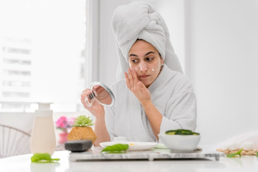 Dưỡng ẩm đúng cách giúp hạn chế tiết dầu trên da