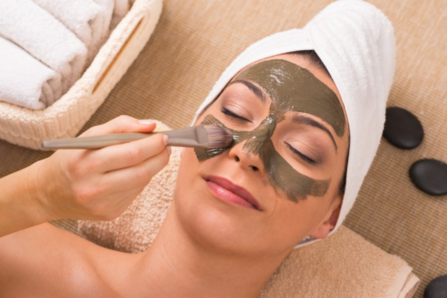 Đắp mặt nạ đất sét cho vùng chữ T trên mặt để kiểm soát quá trình tiết bã nhờn Đắp mặt nạ đất sét cho vùng chữ T trên mặt để kiểm soát quá trình tiết bã nhờn