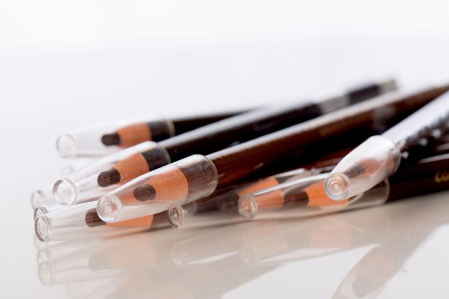 Bút chì dạng xé rất phù hợp với những người mới bắt đầu học vẽ chân mày