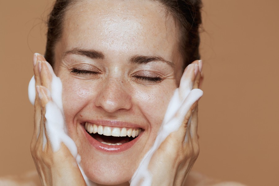 Vệ sinh da kỹ lưỡng đặt biệt ở vùng chữ T để da sạch thoáng, hạn chế nguy cơ hình thành mụn Vệ sinh da kỹ lưỡng đặt biệt ở vùng chữ T để da sạch thoáng, hạn chế nguy cơ hình thành mụn