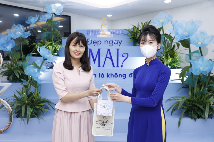 Mừng Quốc tế phụ nữ 8/3 với chiến dịch “Đẹp ngay - Hay để Mai?” 5 Khách hàng nhận được những phần quà tri ân từ Ngọc Dung