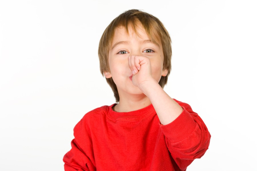 da đầu ngón tay bị bong tróc do thường xuyên mút tay