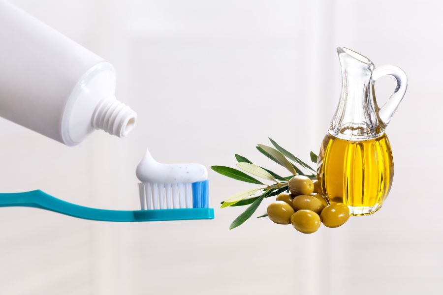 mặt nạ trị thâm môi bằng kem đánh răng và dầu oliu