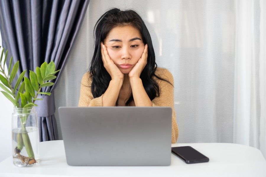 mắt thâm như gấu trúc do mệt mỏi kéo dài