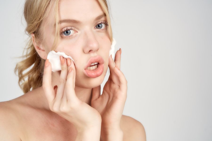 Mụn đầu trắng nhỏ liti có tự hết không? Nguyên nhân và cách trị 7 Cách ngăn ngừa mụn đầu trắng tái phát mà bạn không nên bỏ qua