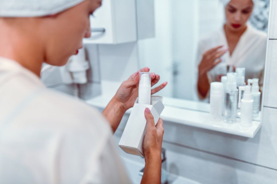 Kem dưỡng ẩm nên được dùng sau khi thoa serum