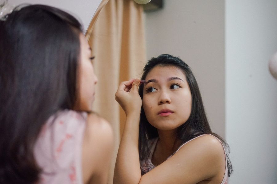 Cách vẽ chân mày bằng bút chì cho khuôn mặt vuông