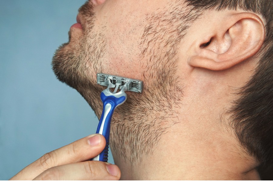 Việc không sử dụng kem cạo râu sẽ khiến làn da dễ bị trầy xước, viêm nhiễm