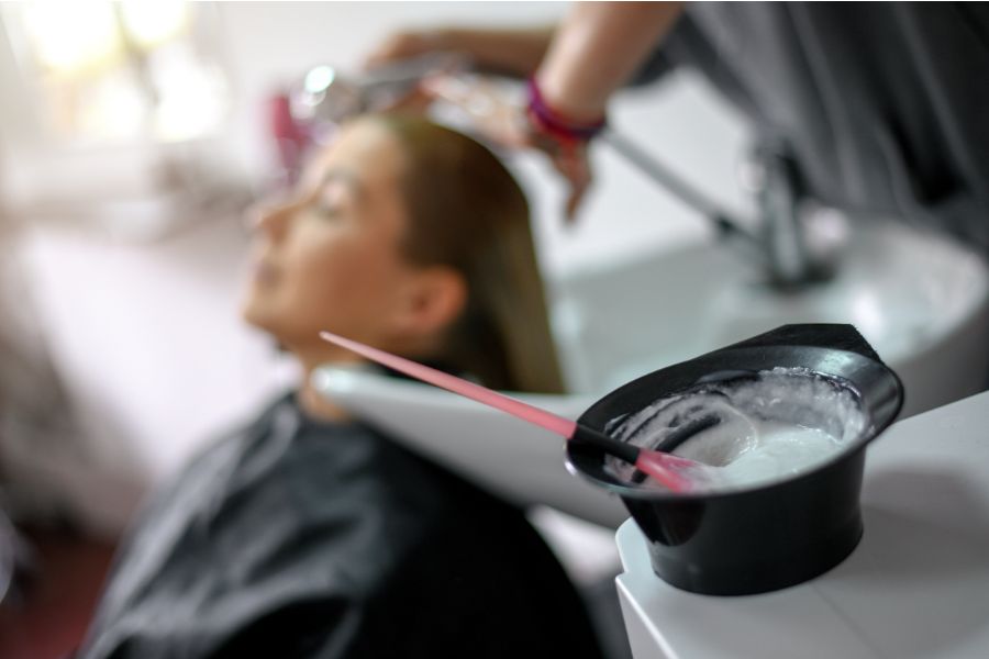 Không nên nhuộm chân mày bằng thuốc nhuộm tóc để tránh kích ứng Không nên nhuộm chân mày bằng thuốc nhuộm tóc để tránh kích ứng