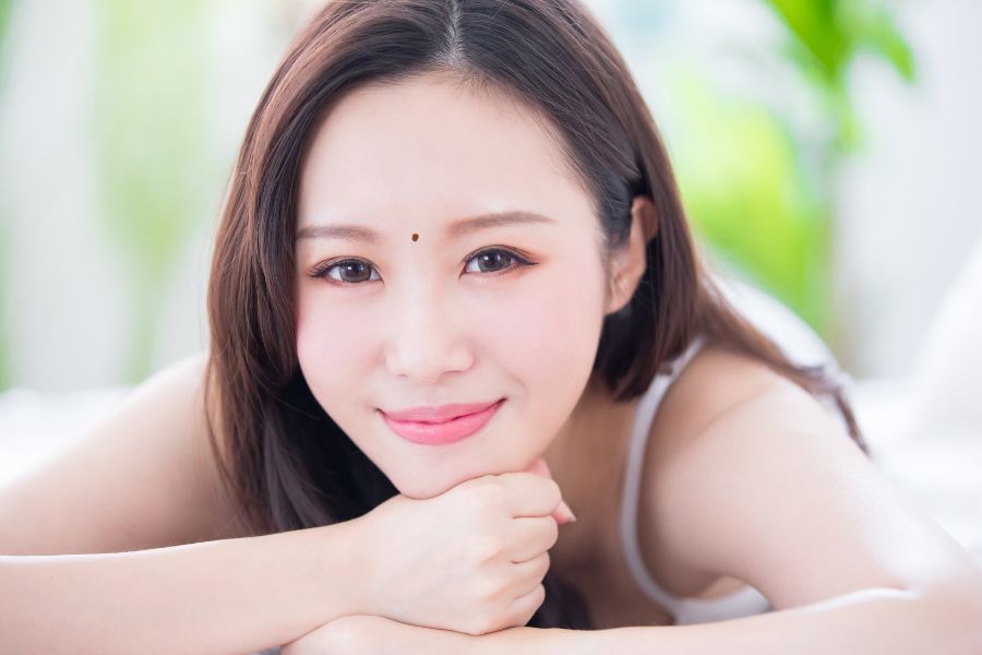 Nốt ruồi ở trán nam và nữ tốt hay xấu? Có nên tẩy không? 3 Người phụ nữ có nốt ruồi ở Ấn Đường có sự thành công trong sự nghiệp và cuộc sống