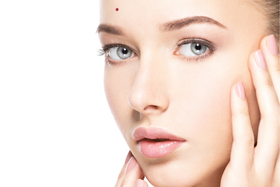 Nốt ruồi son trên trán phái đẹp thường được đánh giá là phúc tướng Nốt ruồi son trên trán phái đẹp thường được đánh giá là phúc tướng