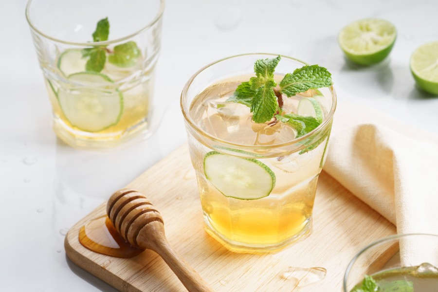 Chanh mật ong là một trong những loại nước được nhiều chị em yêu thích giúp làm đẹp da Uống nước chanh mật ong