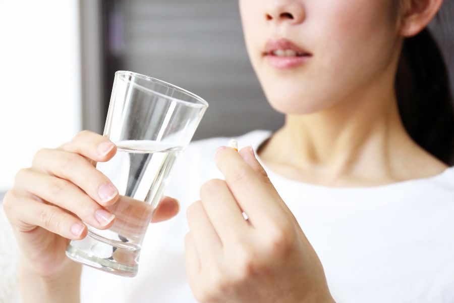 Dùng thuốc kê đơn là một trong các cách thải độc da bị nhiễm corticoid phổ biến