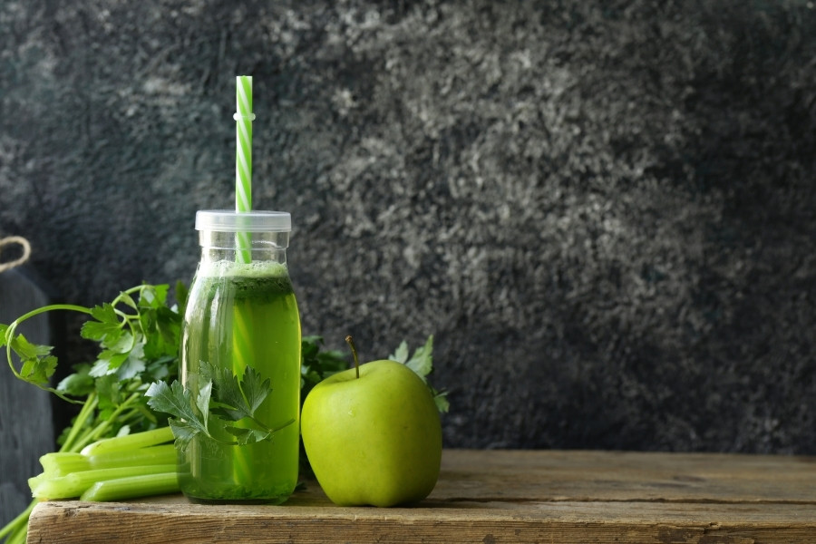 Sinh tố cần tây và táo là một trong những thức uống lý tưởng cho những ai mong muốn giảm cân Sinh tố táo và cần tây làm đẹp da