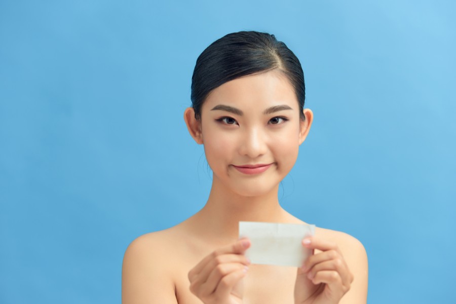 Sử dụng giấy thấm dầu để kiểm soát dầu thừa trên da an toàn hiệu quả Sử dụng giấy thấm dầu để kiểm soát dầu thừa trên da an toàn hiệu quả