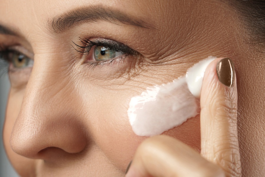 Các thành phần trẻ hóa vùng mắt giúp kích thích sản xuất collagen, làm đầy các nếp nhăn nhỏ và cải thiện độ đàn hồi của da. Các thành phần trẻ hóa vùng mắt giúp kích thích sản xuất collagen, làm đầy các nếp nhăn nhỏ và cải thiện độ đàn hồi của da.