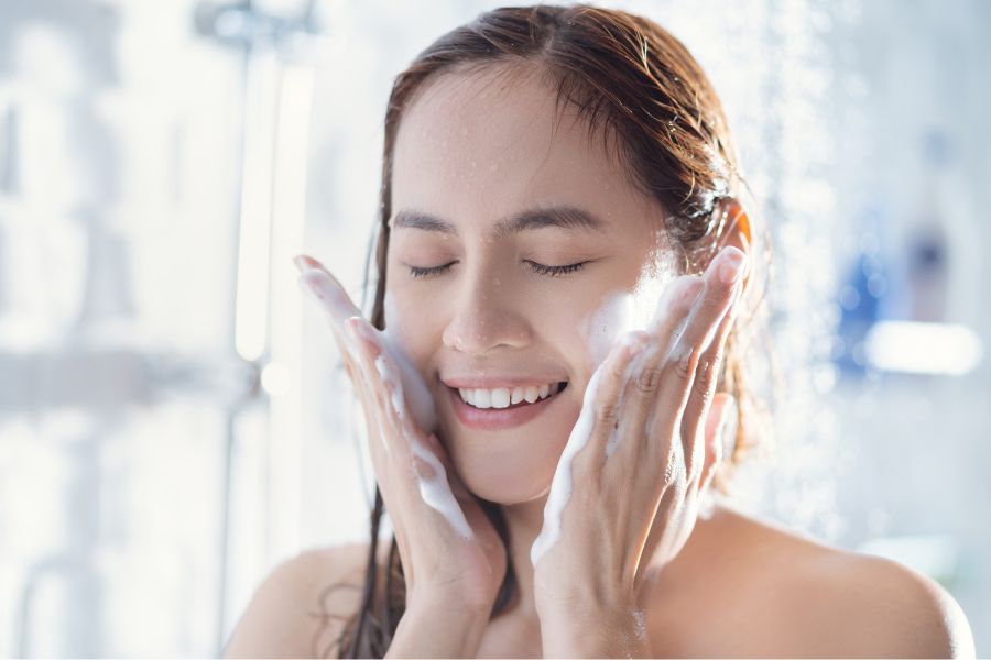 Dùng sữa rửa mặt để làm sạch lớp vàng của nghệ tươi còn bám lại trên da Dùng sữa rửa mặt để làm sạch lớp vàng của nghệ tươi còn bám lại trên da