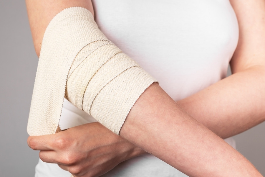 Cách làm tan vết bầm tím nhanh nhất bằng băng nén