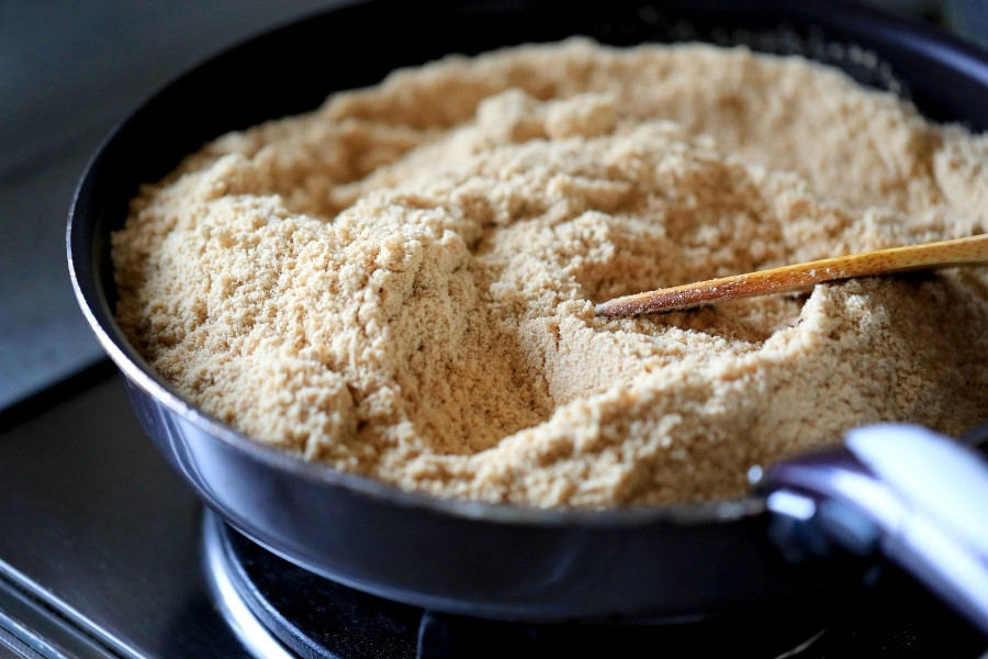 Tẩy tế bào chết bằng bột cám gạo hiệu quả tại nhà