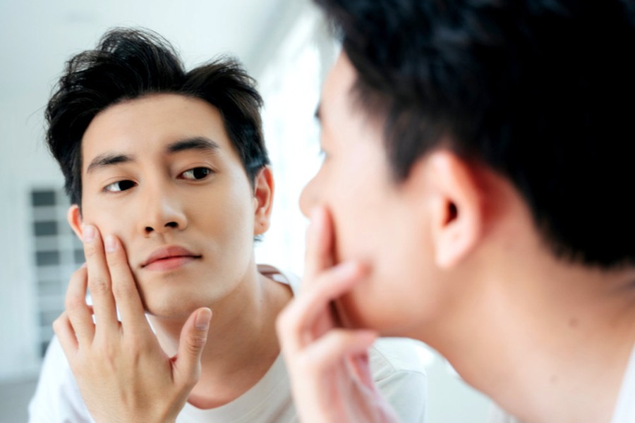 Tẩy da chết trước khi tắm trắng là một bước quan trọng để làm sạch da và tạo điều kiện tốt nhất cho quá trình tắm trắng