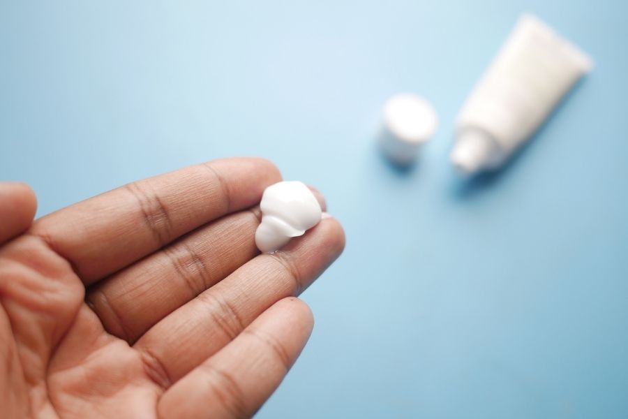 Tẩy nốt ruồi tại nhà bằng kem đánh răng nguyên chất với hai bước cực dễ dàng