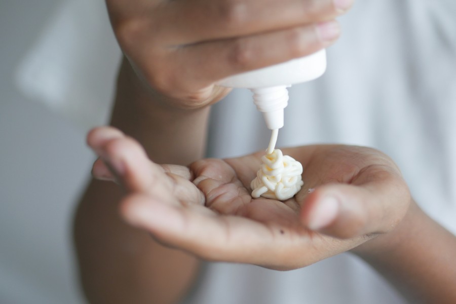 Dùng kem chuyên dụng để điều trị vết thâm trên tay Dùng kem chuyên dụng để điều trị vết thâm trên tay