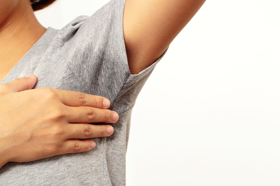 Lông nách mọc đôi có thể dẫn đến việc lỗ chân lông tích tụ bụi bẩn, gây ra tình trạng viêm nhiễm trên da