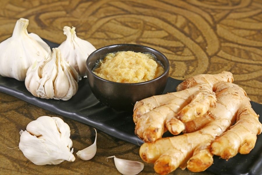 Khi uống hà thủ ô bạn cần tránh kết hợp với các nguyên liệu có tính nóng như gừng, tỏi,...