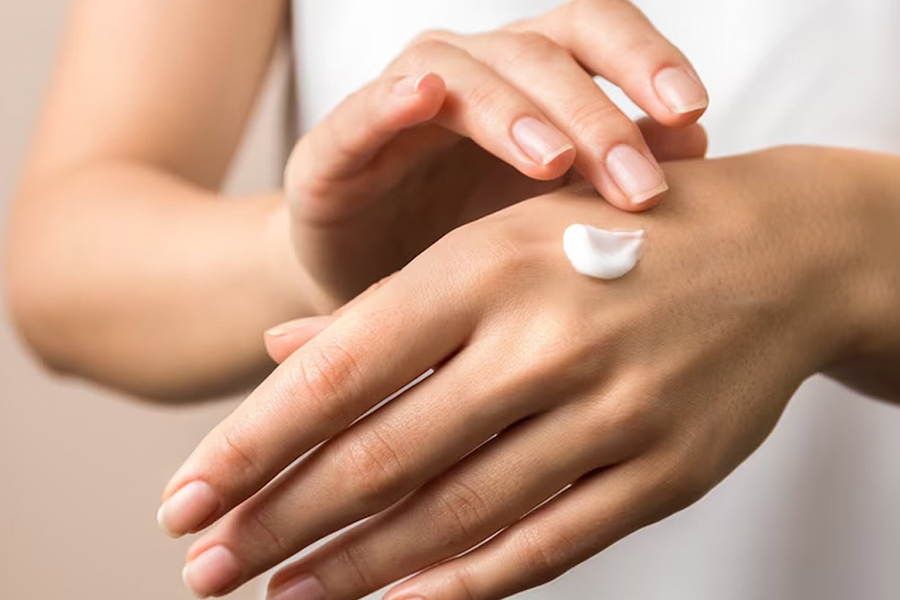Việc sử dụng những loại mỹ phẩm không phù hợp lâu ngày dẫn đến xuất hiện vết thâm trên da tay Dùng mỹ phẩm không phù hợp có thể làm xuất hiện vết thâm tay
