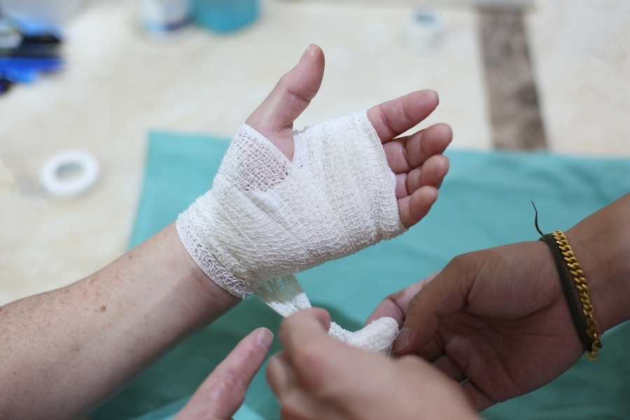 Vết thương để lại sẹo thâm do chăm sóc không đúng cách