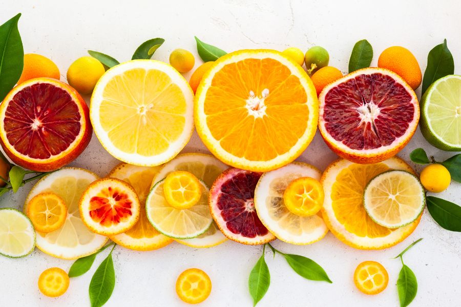 Các loại trái cây như cam, bưởi, và kiwi là nguồn cung cấp Vitamin C dồi dào Các loại trái cây như cam, bưởi, và kiwi là nguồn cung cấp Vitamin C dồi dào