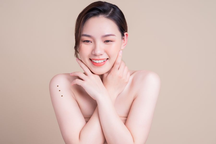 Nữ giới có 3 nốt ruồi thẳng hàng là người mạnh mẽ và quyết đoán,  thường gặp may mắn trong cuộc sống