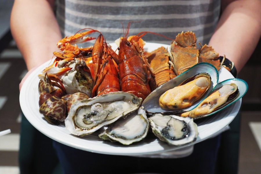 Ăn quá nhiều hải sản sau xăm môi cũng ảnh hưởng đến màu môi, khiến môi quá đậm màu